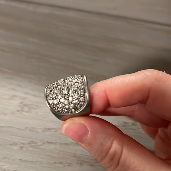 Sterling silver ring with sparkling stones. Size 6 1/2-7 - Picture 3 of 3